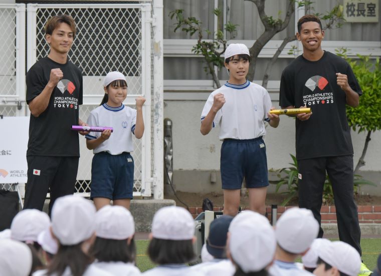 児童代表にバトンをプレゼントした写真