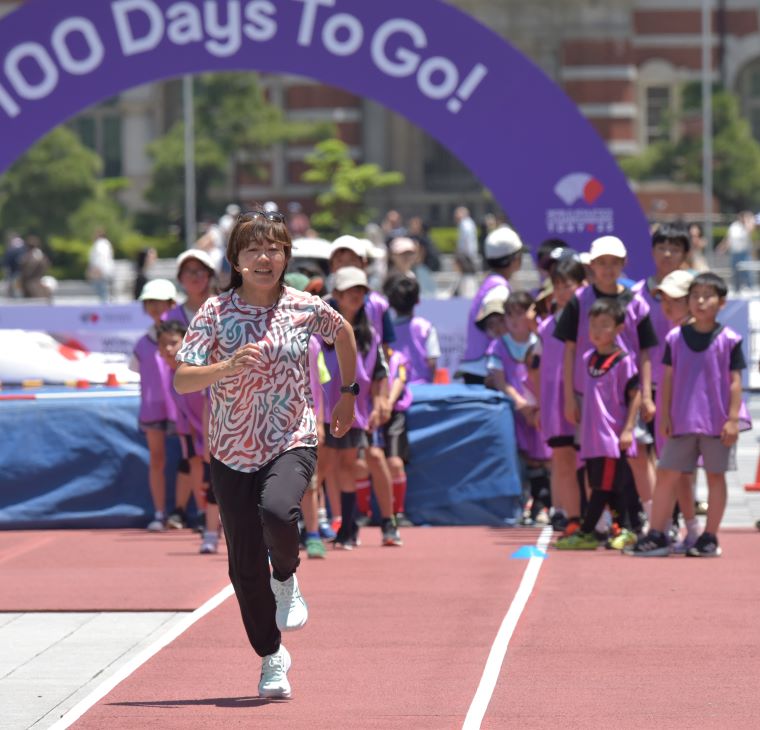 参加者に走り方を見せる野口みずきさんの写真
