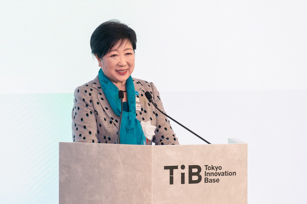 主催者としてあいさつする小池知事の写真