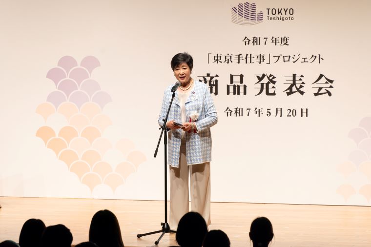 挨拶をする小池知事の写真