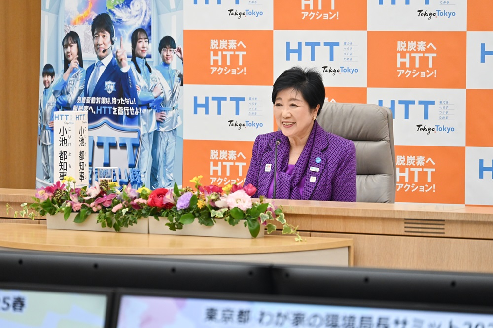子供たちの発表を聞く小池知事の写真