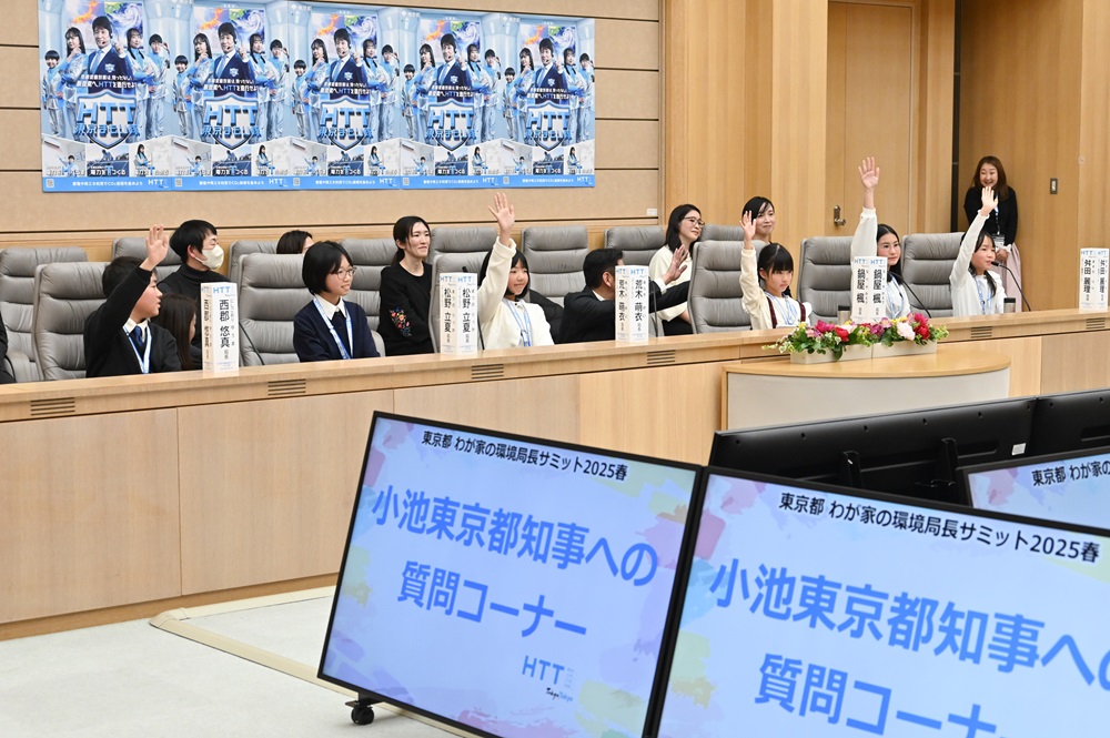 手を挙げる子供たちの写真