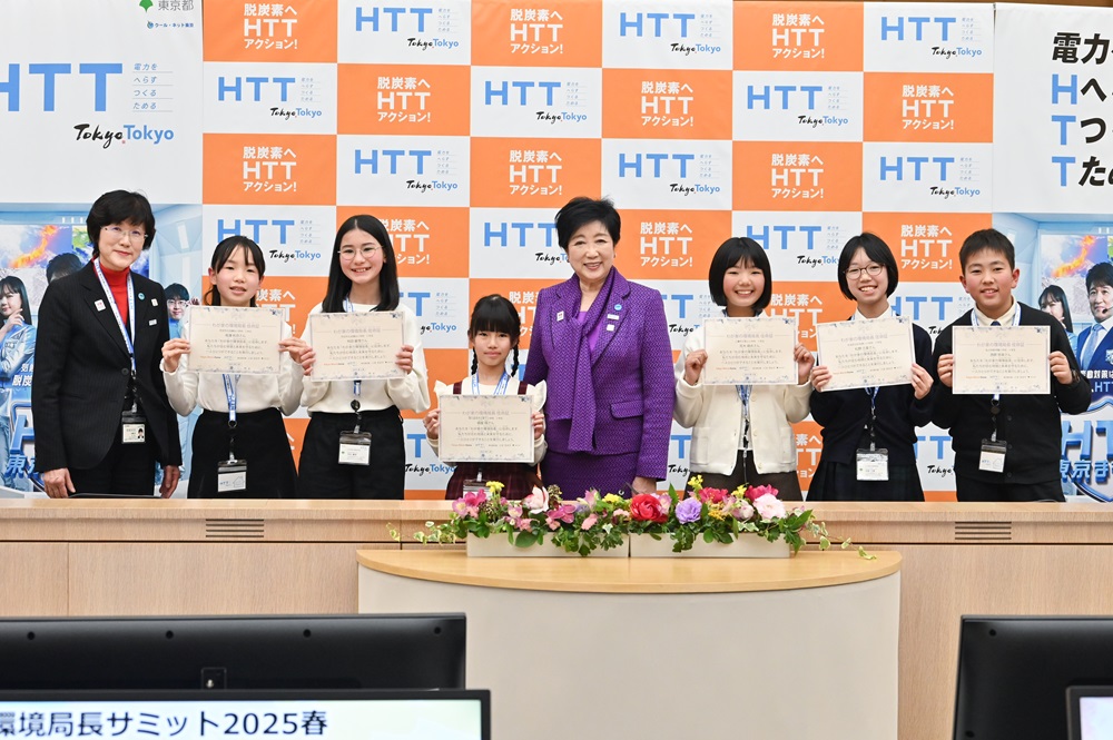 記念撮影する知事と子供たちの写真