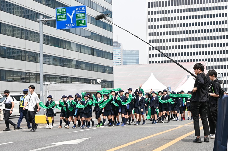 小学生のパレードの写真