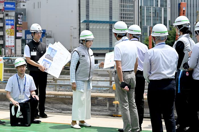 視察をする小池知事の写真
