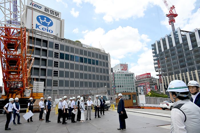 視察をする小池知事の写真