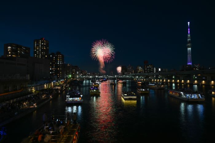 隅田川花火大会とスカイツリーの写真