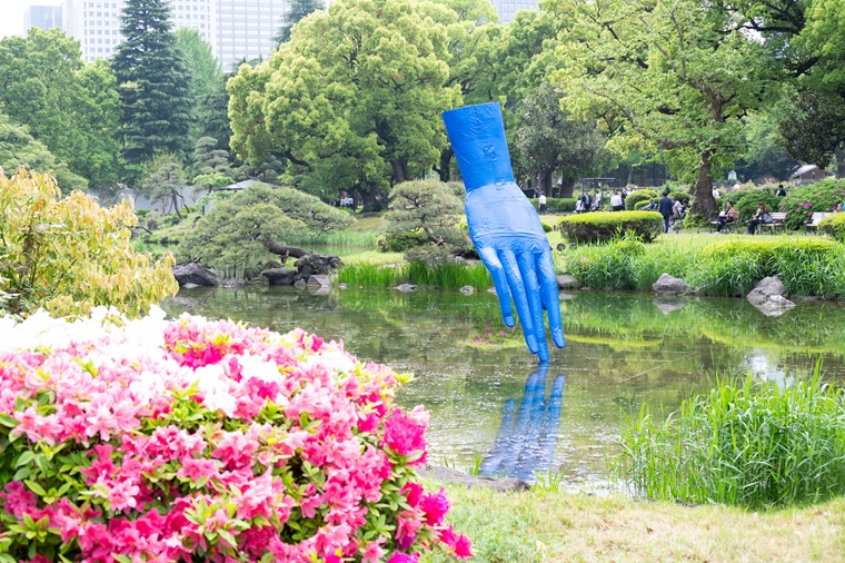 心字池の中央に展示された作品の写真