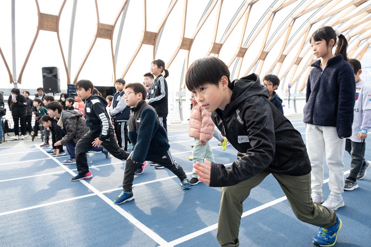 子供たちがスタートする写真