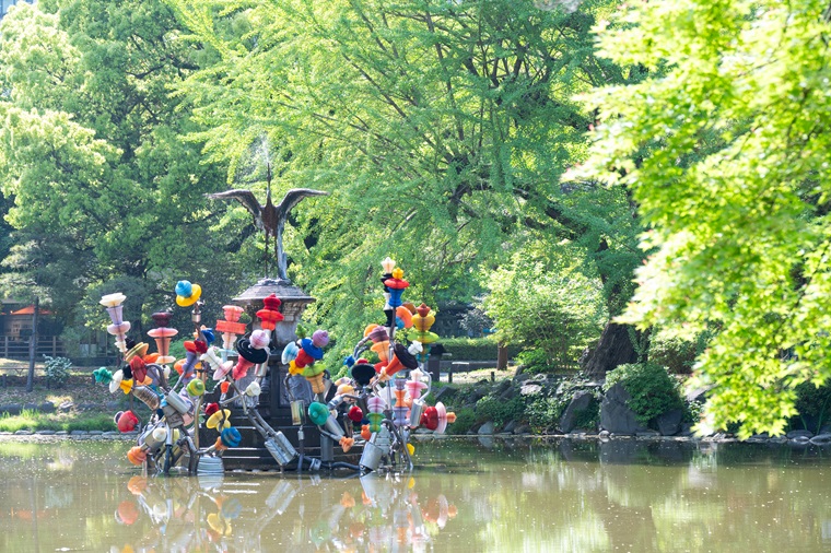 雲形池の中央に展示された作品の写真