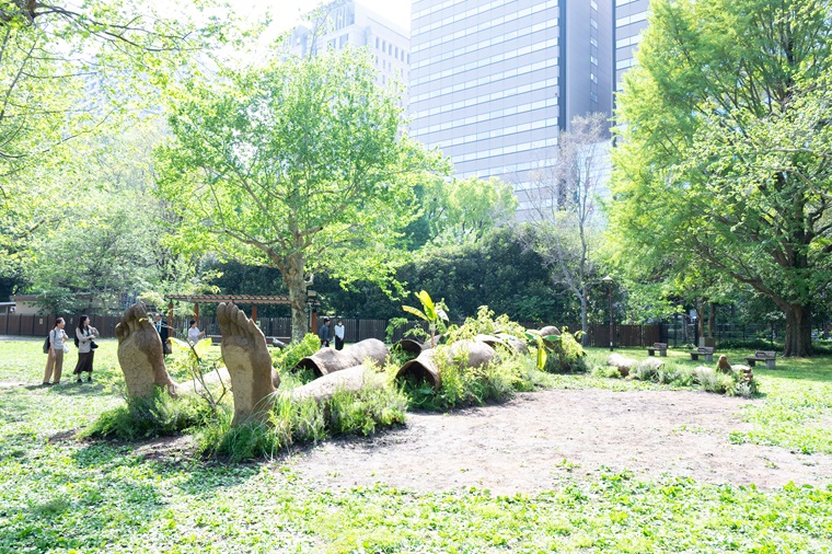 草地広場に展示された作品の写真