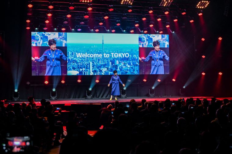 オープニングセッションでスピーチする小池知事の写真