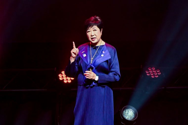 オープニングセッションでスピーチする小池知事の写真