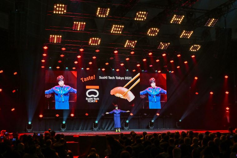 オープニングセッションでスピーチする小池知事