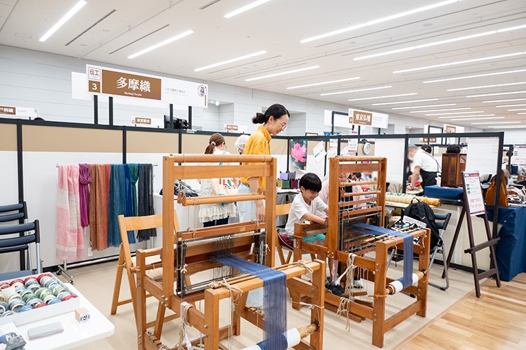 多摩織を来場者が体験する写真