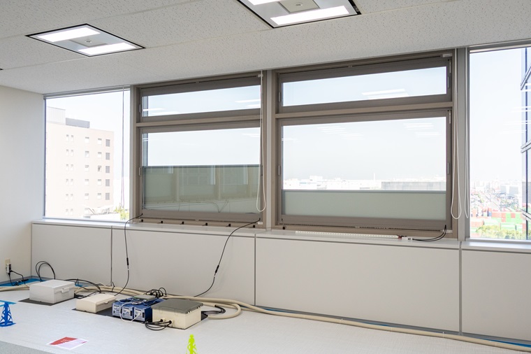 内窓に設置された次世代型ソーラーセルの写真