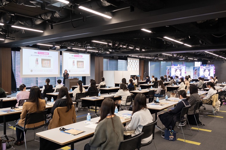 女性開発者が説明をする写真