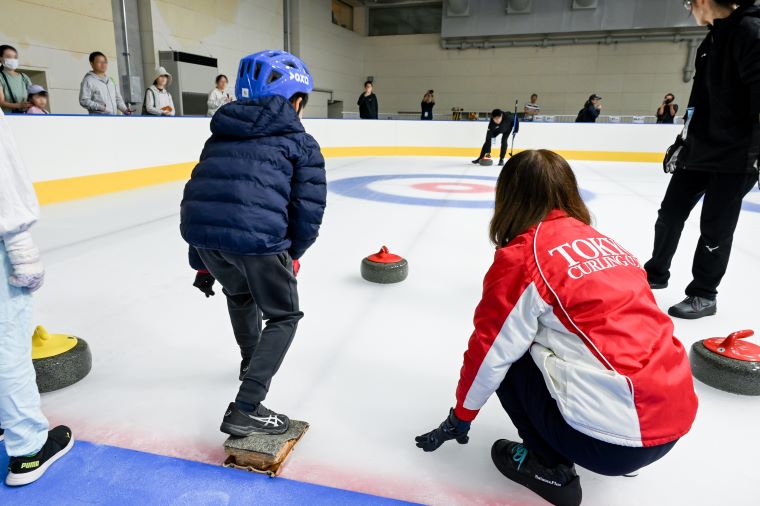 サブリンクで参加者がカーリングを体験している写真