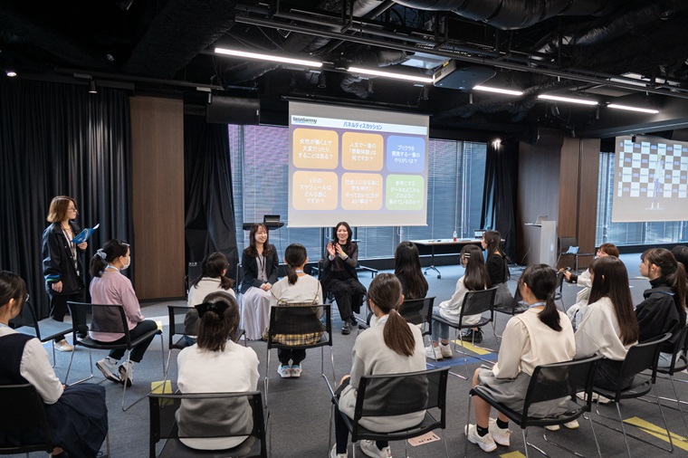 女性社員とのパネルディスカッションの写真