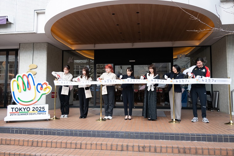 テープカットの写真