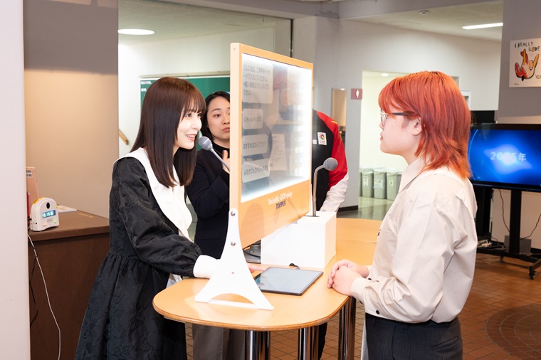 デジタル技術を体験する長濱さんの写真