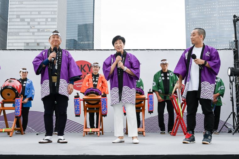 挨拶する小池知事の写真