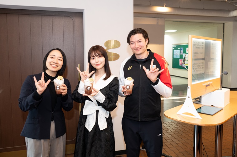 長濱さん、川俣さん、山田選手の集合写真