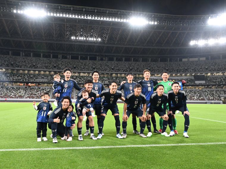 試合前に報道陣の前に並ぶ日本代表の写真