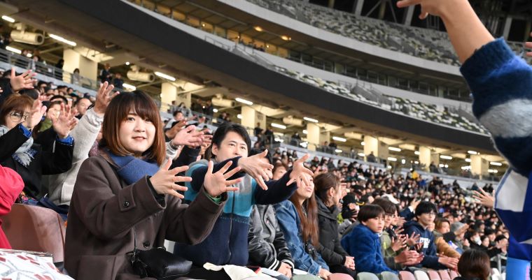 観客席で「サインエール」を使うサポーターの写真