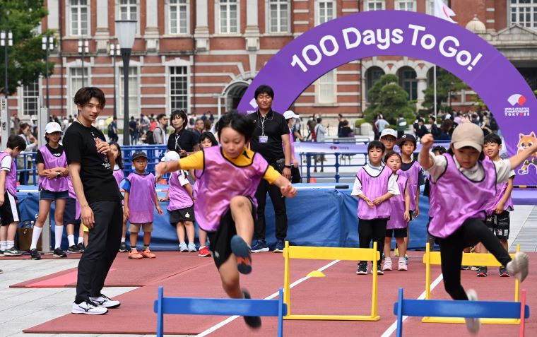 参加者のハードルの飛び方を見守る金井大旺さんの写真