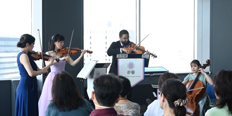 息の合った演奏をする４人の写真