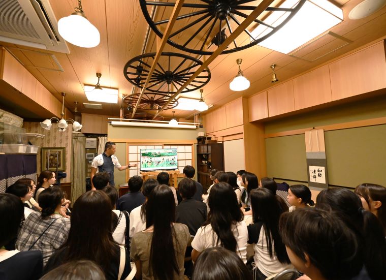 「時代屋」で人力車の歴史を学ぶ写真