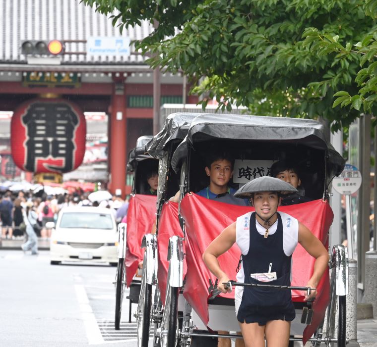 人力車に乗って雷門周辺を回る写真