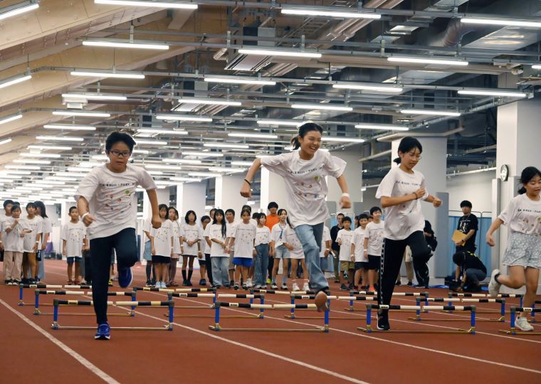 低いハードルを使ったジャンプの練習の写真