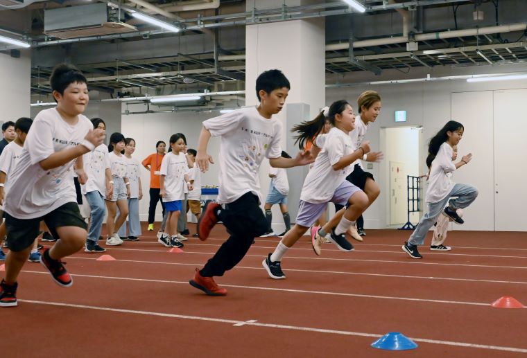 室内練習場で走る写真