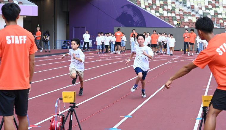 国立競技場を走る子供たちの写真