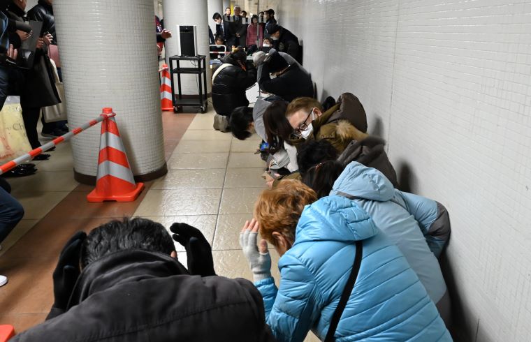 戸越駅の地下に避難をした訓練参加者の写真