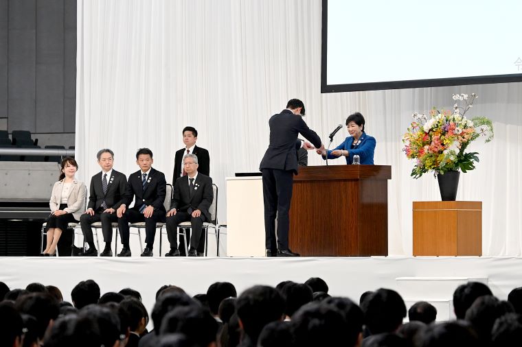 辞令交付の写真