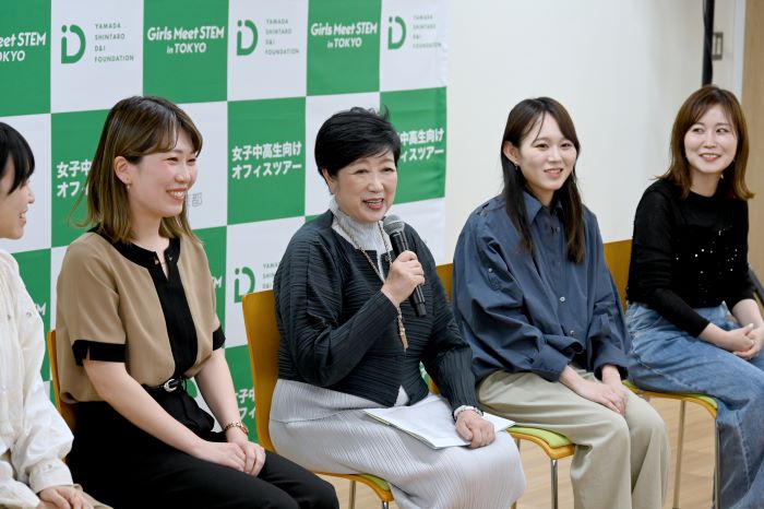 女子中高生と意見交換をする小池都知事の写真