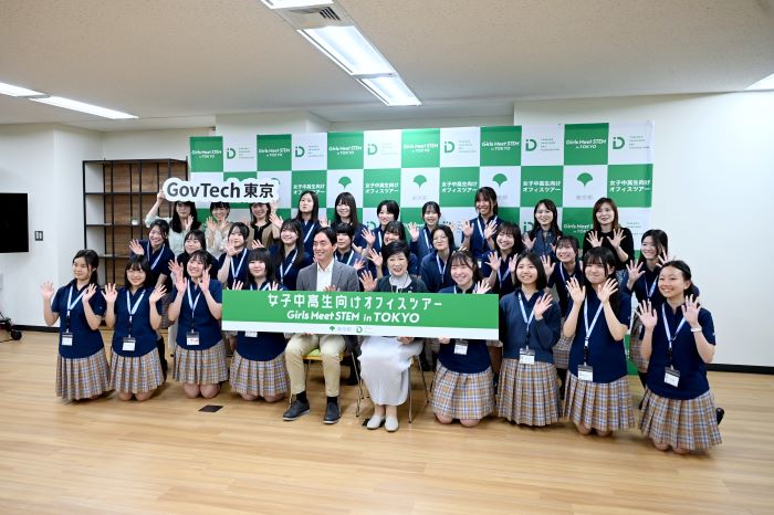 小池知事と参加者等の写真